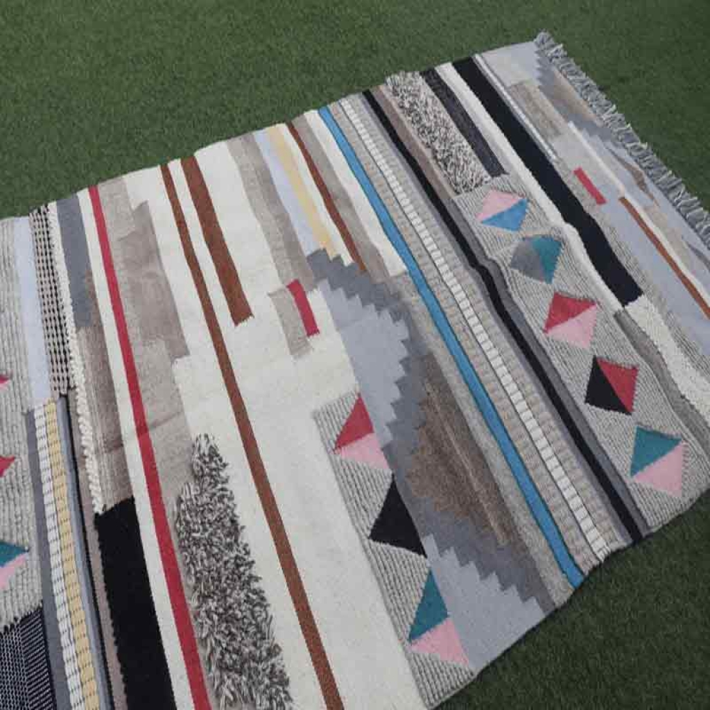 WOOLEN MACHINE WORK RUGS & CARPETS